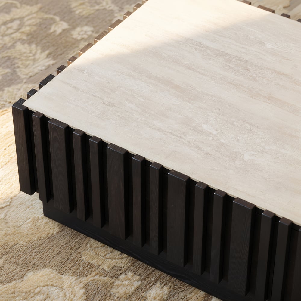 Table basse à lattes Aura 47" en bois de frêne avec plateau en pierre frittée image de fenêtre