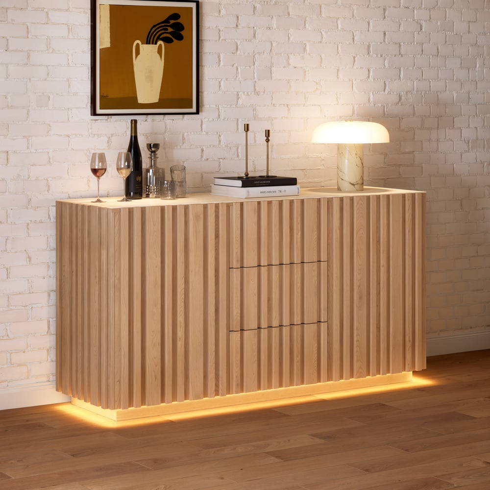 Buffet Aura 60" en Faux Travertin Naturel avec Portes à Lattes en Bois de Frêne et Lumière LED image de fenêtre