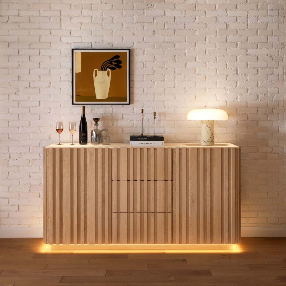 Buffet Aura 60" en Faux Travertin Naturel avec Portes à Lattes en Bois de Frêne et Lumière LED image de fenêtre
