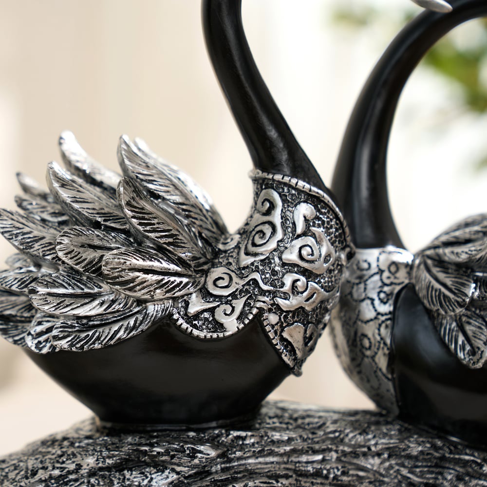 Sculpture de couple de cygnes en résine noir et argent pour décoration de table image de fenêtre