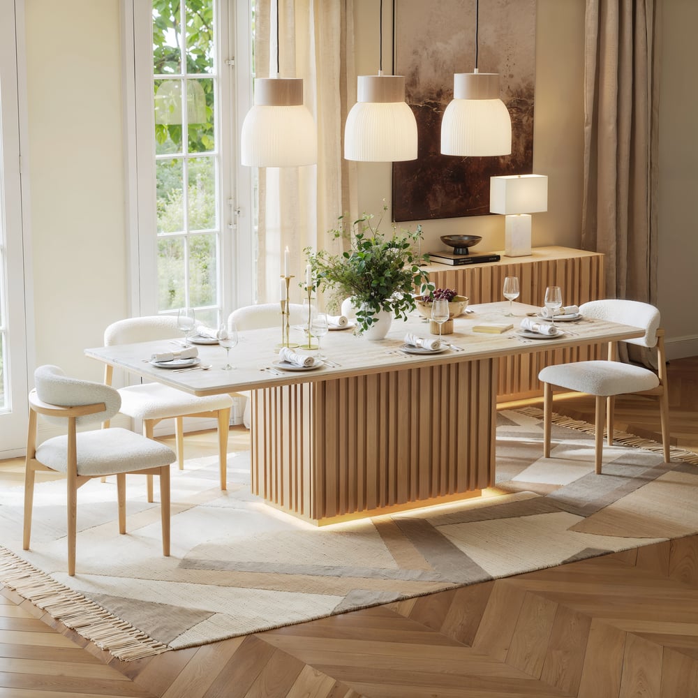 Table à manger rectangulaire Aura 214 cm en pierre frittée effet travertin, base cannelée, 8 places image de fenêtre