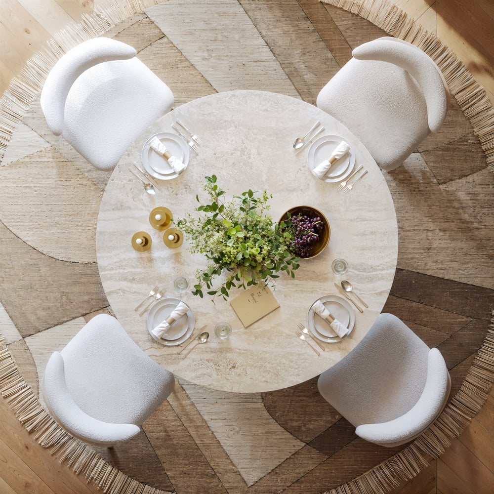 Table à manger ronde Aura de 119 cm en pierre frittée imitation travertin blanchie, base cannelée, 4 places image de fenêtre