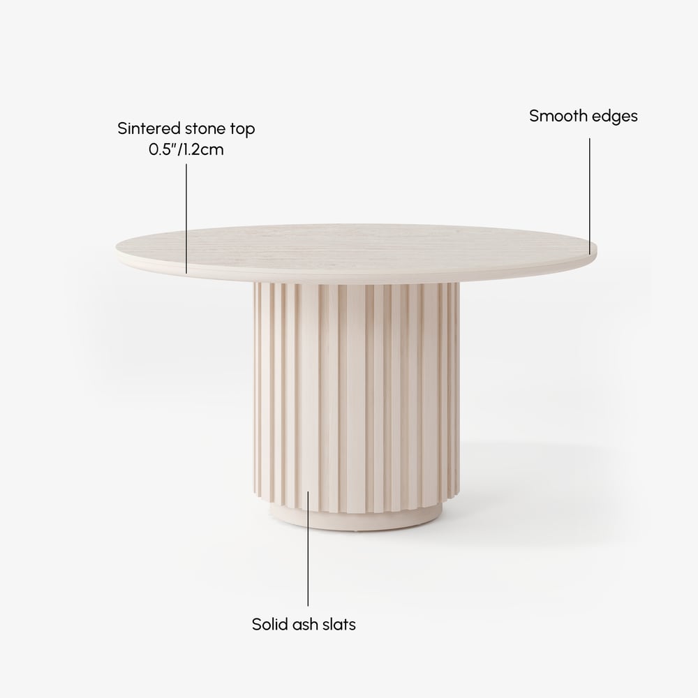 Table à manger ronde Aura de 119 cm en pierre frittée imitation travertin blanchie, base cannelée, 4 places image de fenêtre