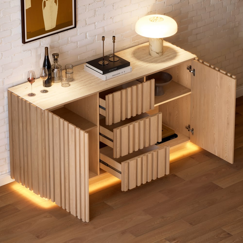 Buffet Aura 60" en Faux Travertin Naturel avec Portes à Lattes en Bois de Frêne et Lumière LED image de fenêtre