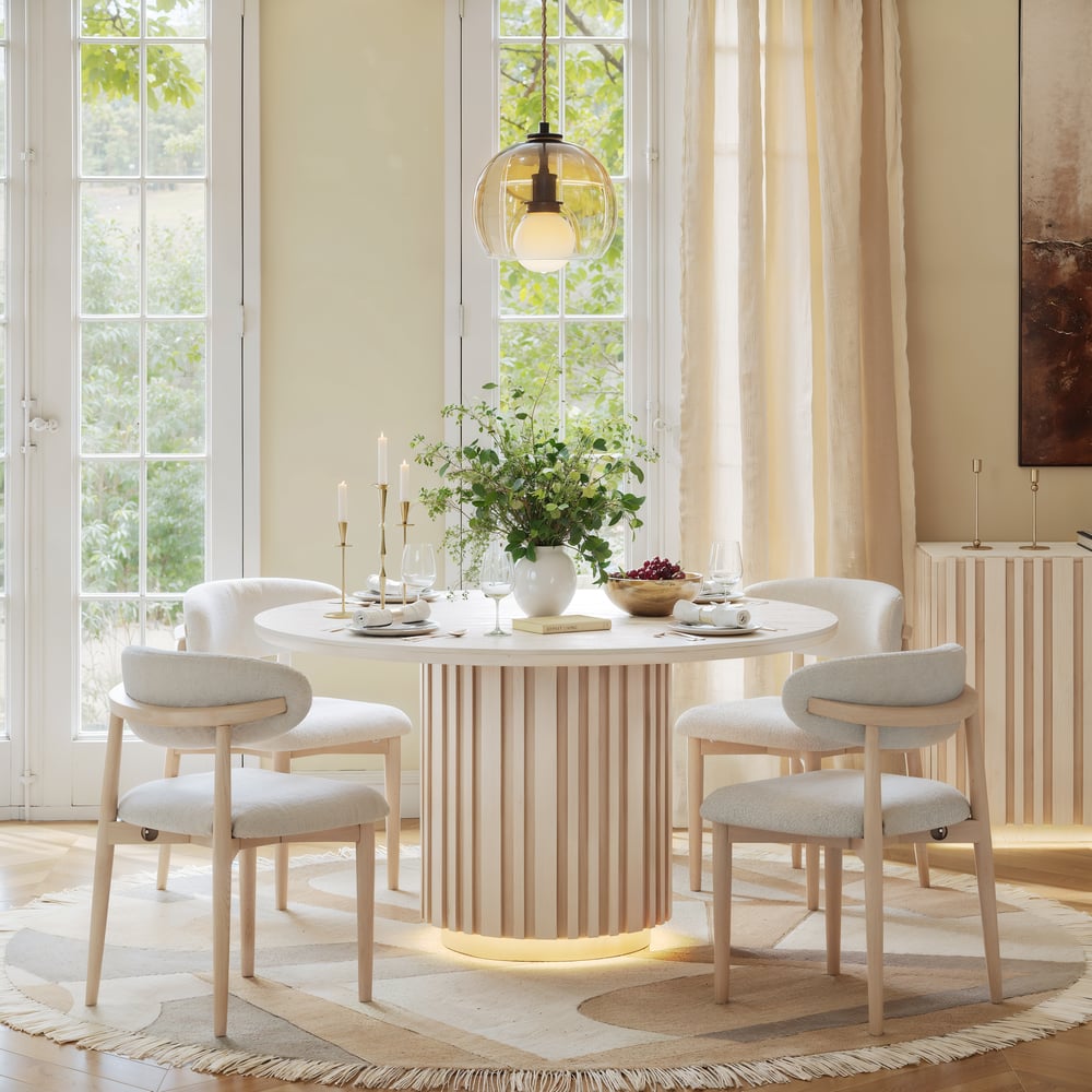Table à manger ronde Aura de 119 cm en pierre frittée imitation travertin blanchie, base cannelée, 4 places image de fenêtre