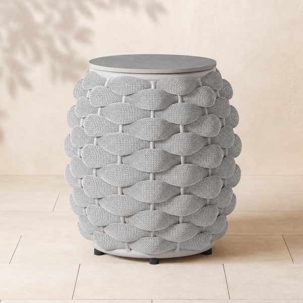 Mesa auxiliar de exterior Cocaro tejida con almacenaje, cuerda impermeable y tablero de pizarra