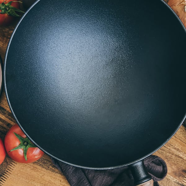 Nonstick Cast Iron Wok Stir Fry Pan with Wooden HandleHomary