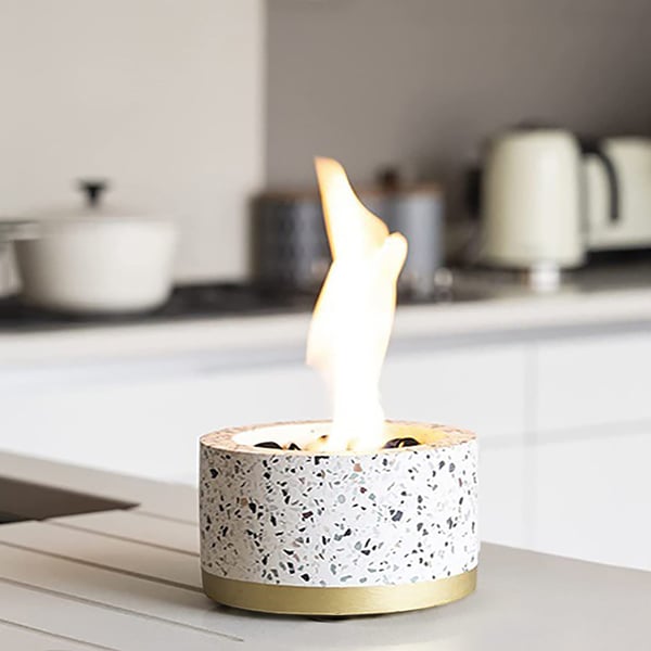 Foyer de table rond au bioéthanol extérieur en métal et béton en blanc