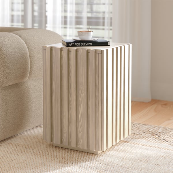 Table d'appoint Aura en bois de frêne cannelé blanc lavé avec plateau en pierre frittée