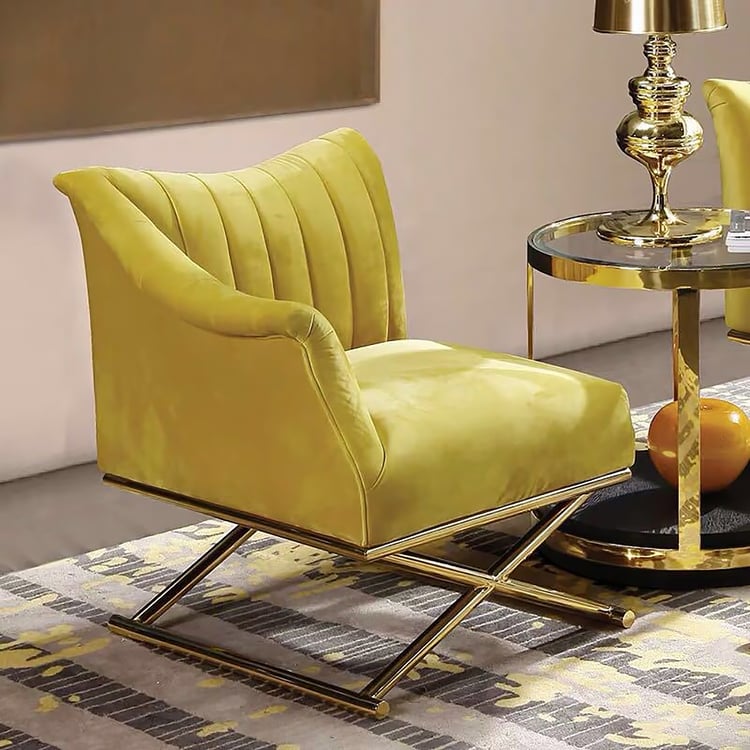 Fauteuil d'appoint rembourré en velours jaune avec accoudoir latéral droit et pieds dorés