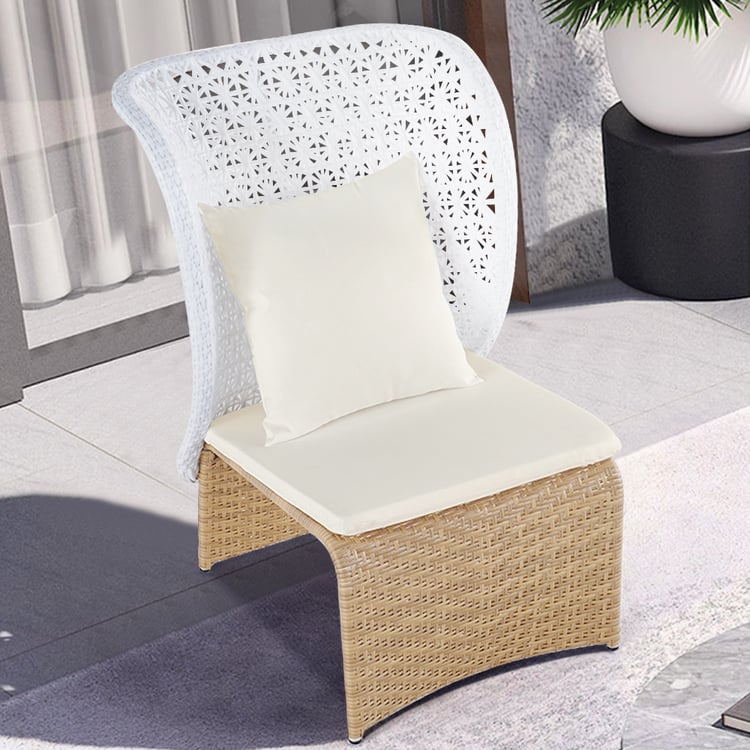Chaise d'extérieur en rotin Hofer avec coussin blanc avec fond voûté