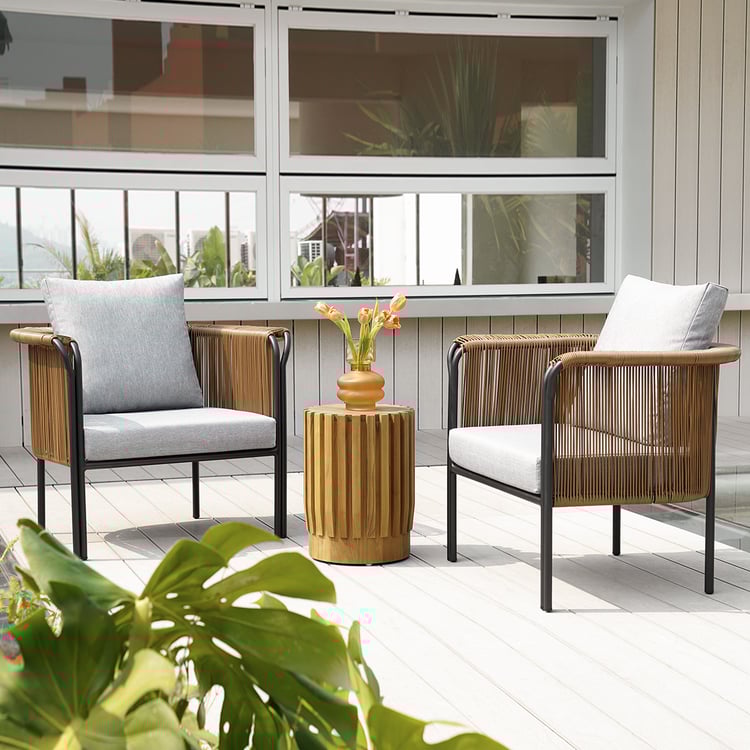 Moderne geweven PE-rotan barstoel voor buiten met uitlopende rand aan de achterkant in bruin en grijs