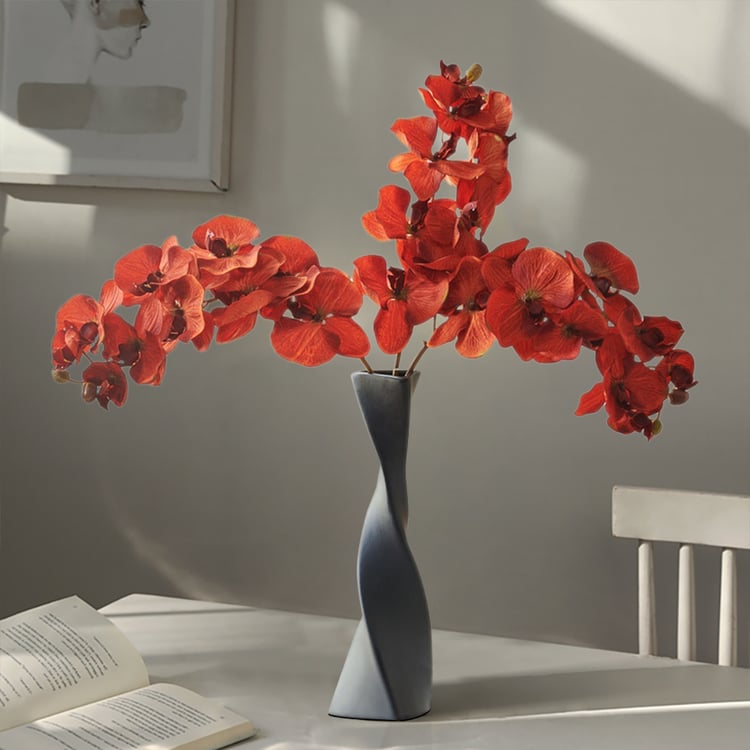 Arranjo de flores artificiais de orquídea laranja criativo moderno em vaso preto