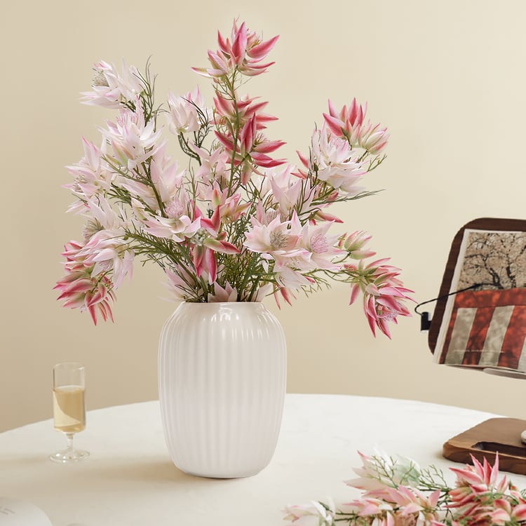 Flores artificiais de 14" x 21" em decoração artística de vasos brancos com nervuras