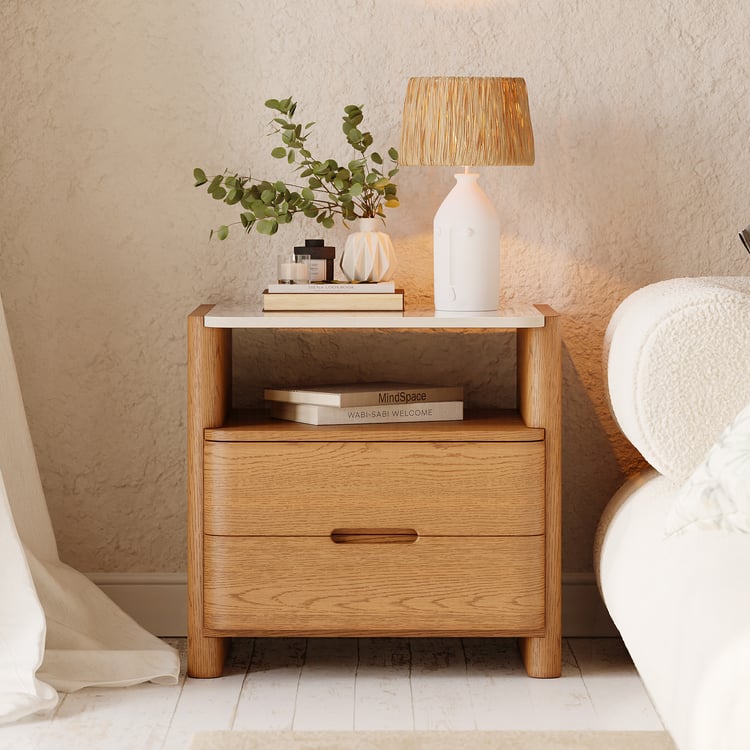 Moderní noční stolek ze slinutého kamene se zásuvkami a policí