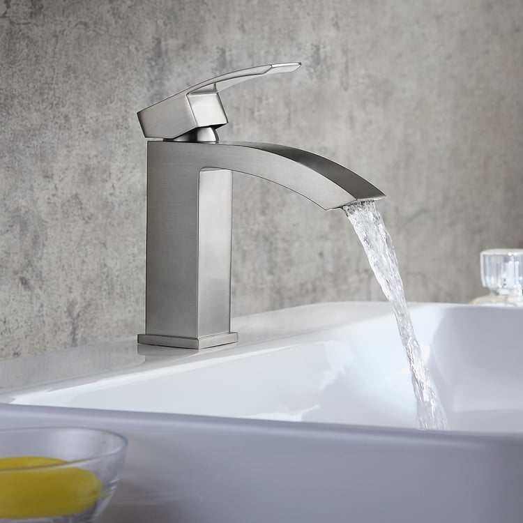 Robinet de lavabo monobloc chromé de style contemporain Ridge pour salle de bain