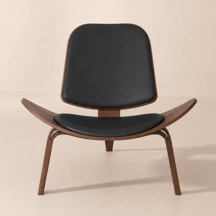 Sillón tipo slipper de polipiel con patas de madera estilo trípode.