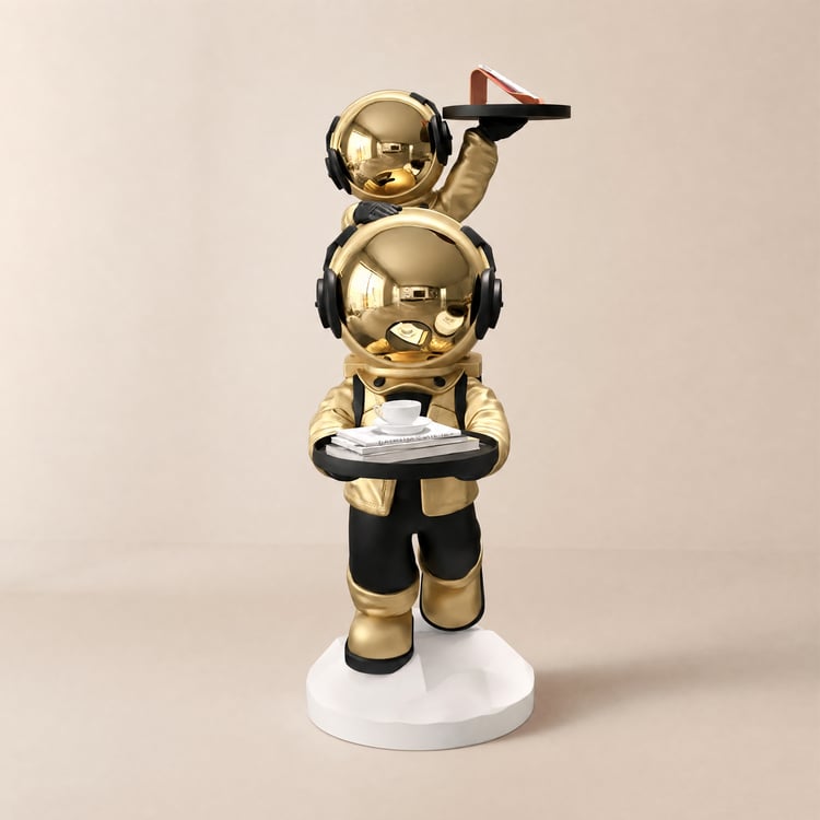 Estatueta de resina de astronauta, mesa lateral dourada com tampo de bandeja