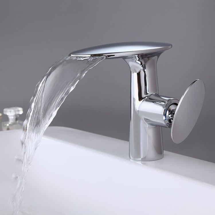 Elegante Grifo De Fregadero De Baño Cromado Con Diseño Adornado Y Elegante Grifo De Fregadero De Baño Cromado Con Diseño Adornado Y