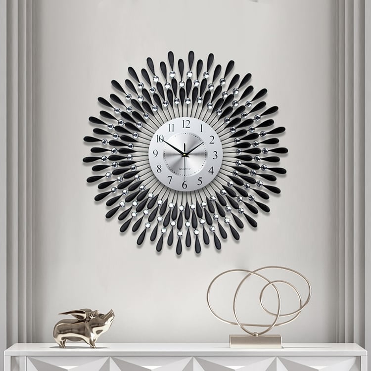 Reloj de pared de metal con forma de rayo de sol moderno creativo