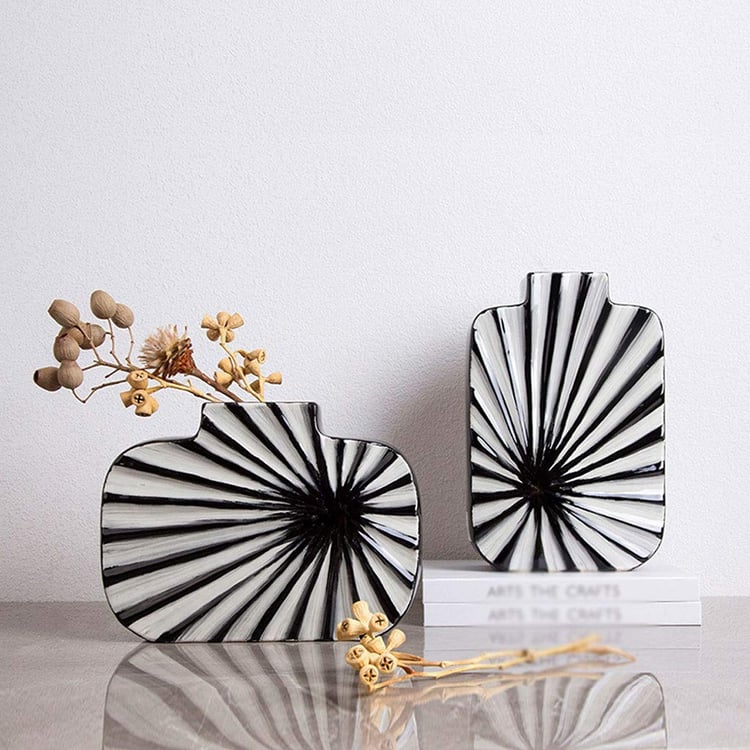 アンティーク　オブジェ 2 Pieces Abstract White & Black Striped Resin Flower Vase