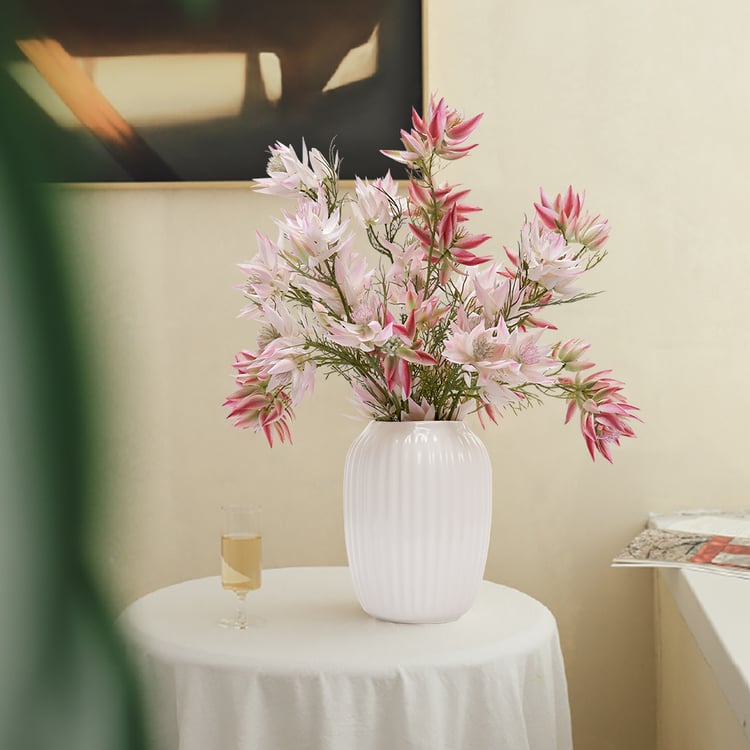 Rosa Kunstblumen in weißer gerippter Vase, elegantes künstliches Blumenarrangement für die Inneneinrichtung｜Homary DE