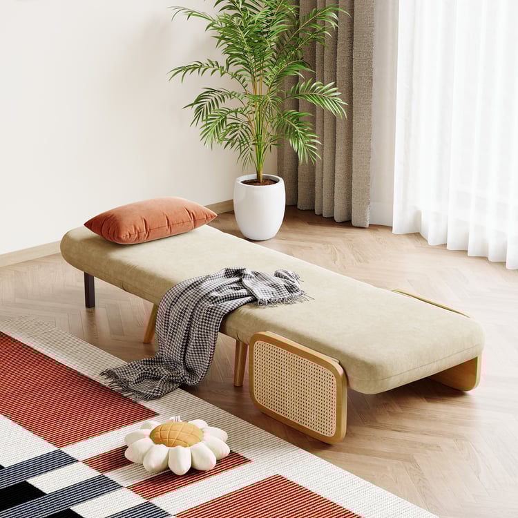 Poltrona beige in velluto e rattan