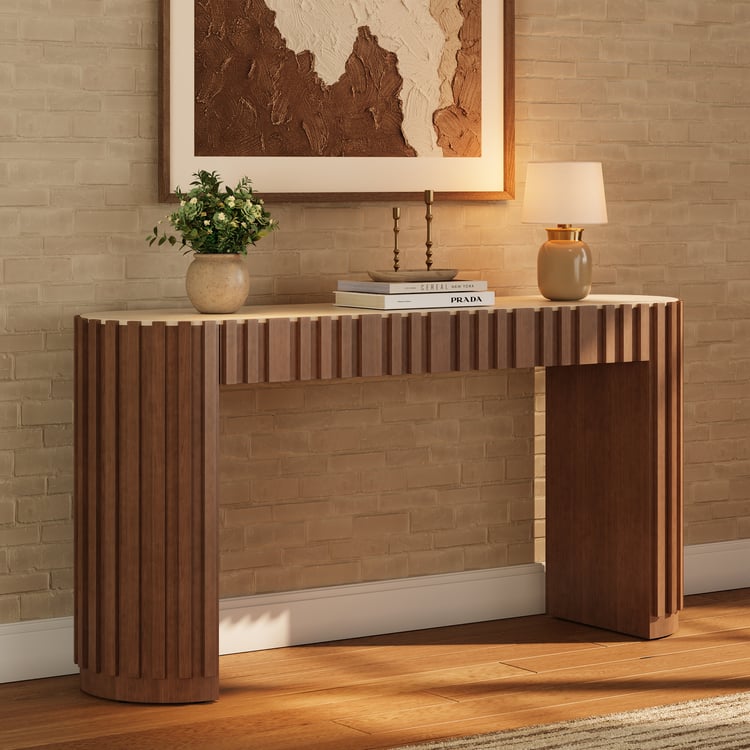 Console Aura de 60 pouces en bois de frêne cannelé noyer avec plateau en pierre frittée