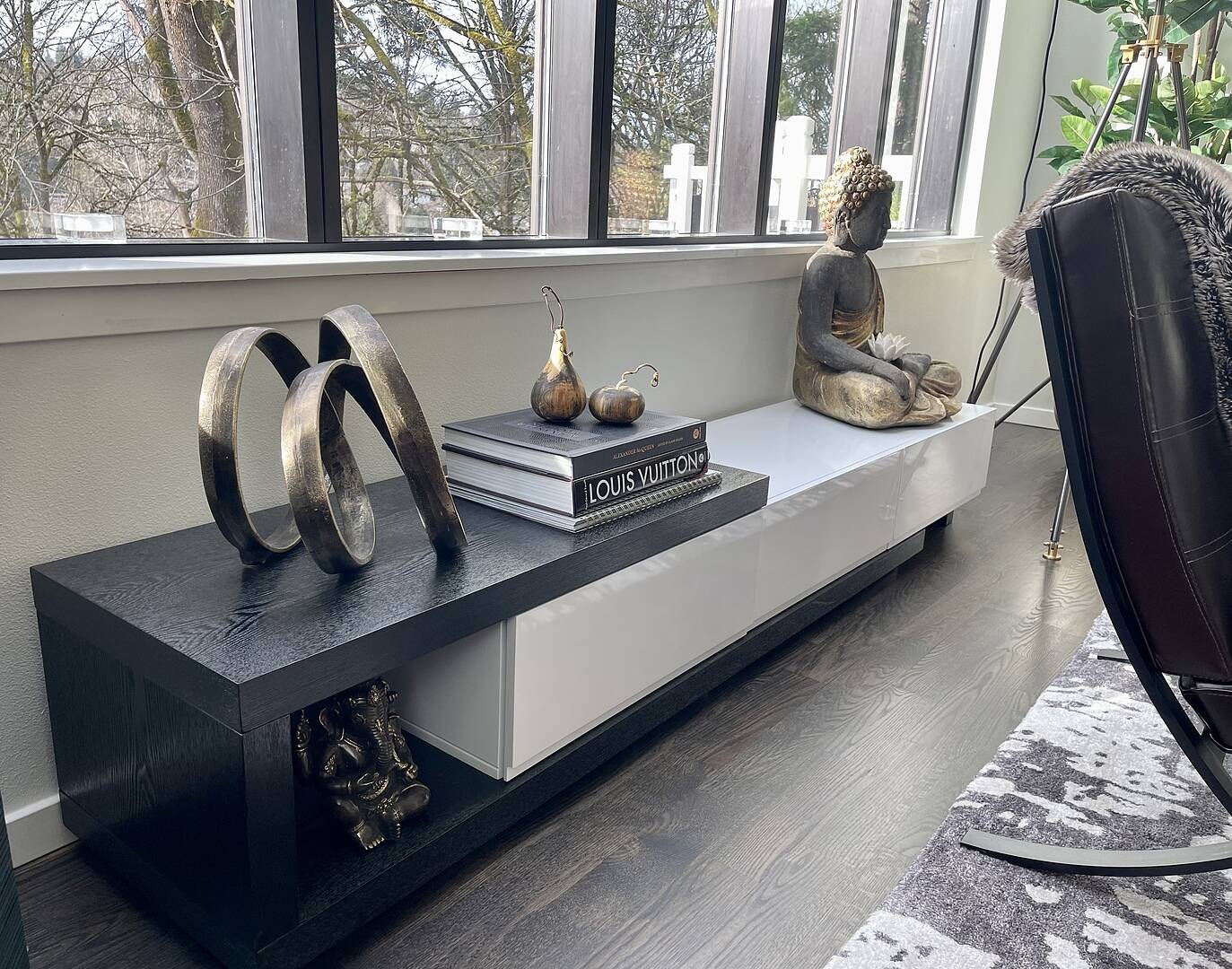 Quoint Extendable TV Stand with 3 Drawers(71"-100")