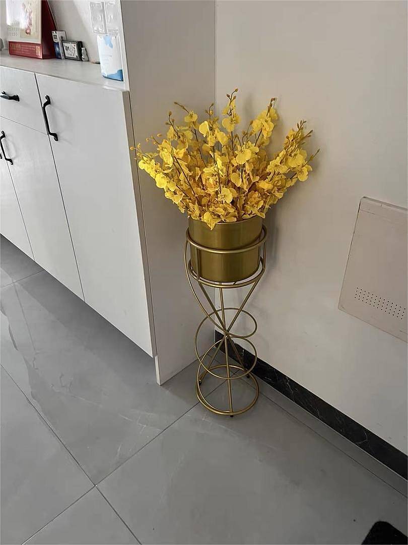 Nordic Round Metal Plant Stand Standing Plant Shelf in Gold