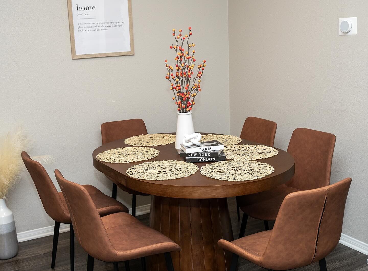 Tavolo da pranzo ovale Japandi allungabile tinta noce da 1000 a 1400 mm per 6 persone Immagine in evidenza