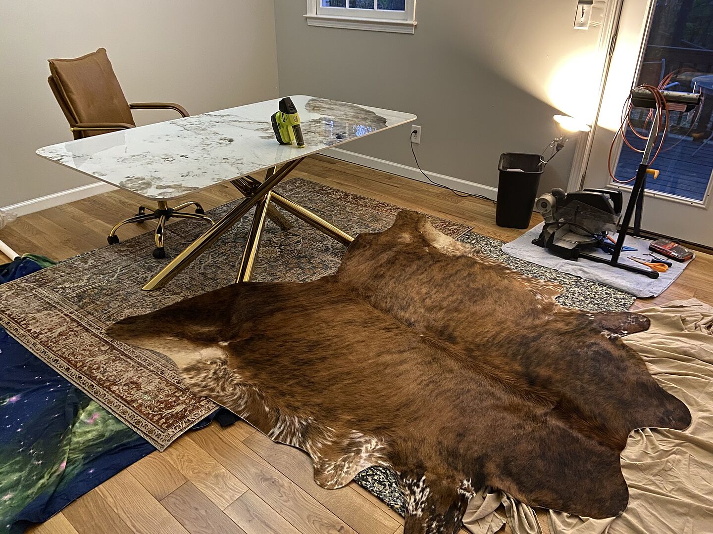 Tavolo da pranzo rettangolare moderno con piano in pietra sinterizzata da 63 pollici in Pandora e oro con cavalletto Immagine in evidenza