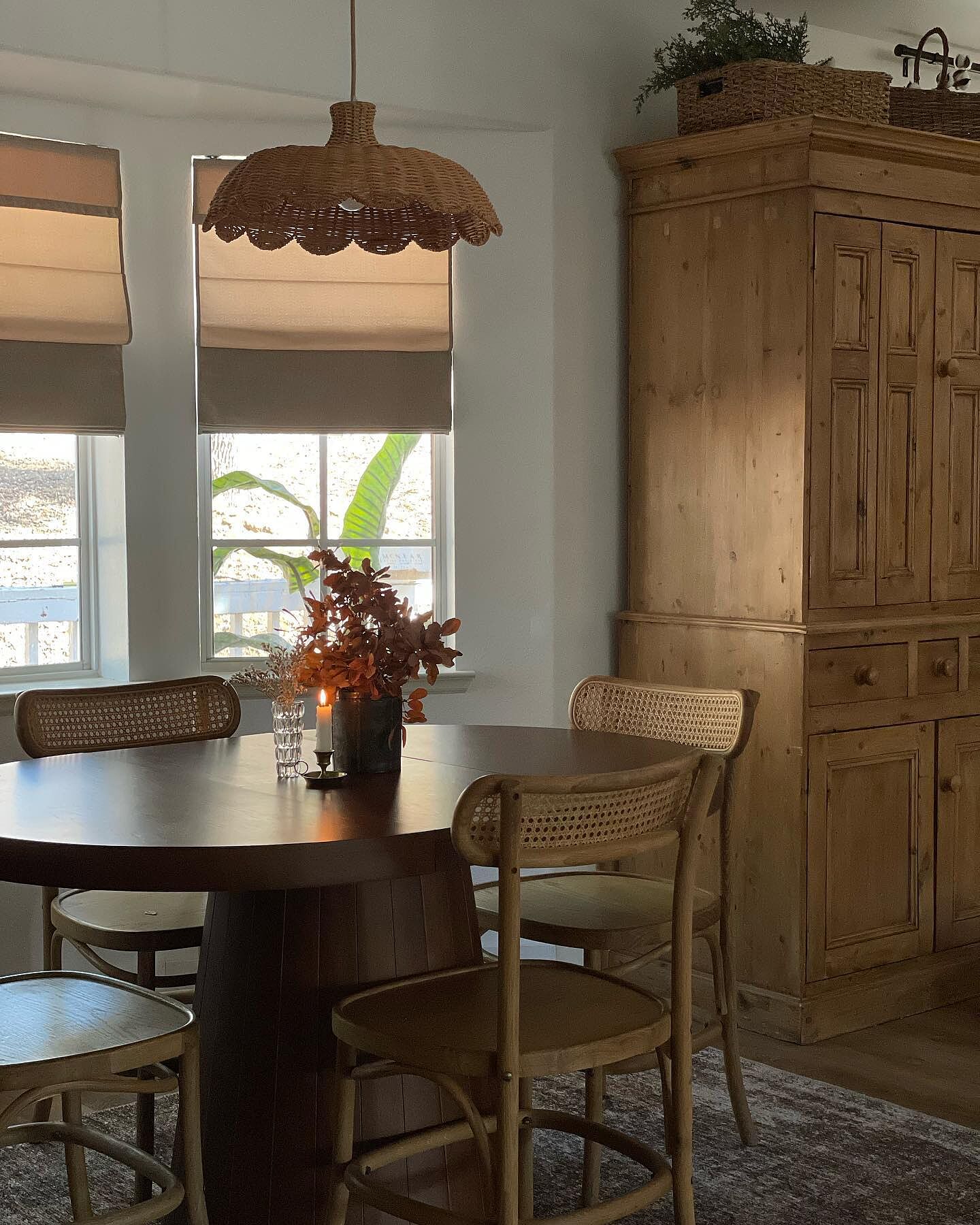 Tavolo da pranzo ovale Japandi allungabile tinta noce da 1000 a 1400 mm per 6 persone Immagine in evidenza