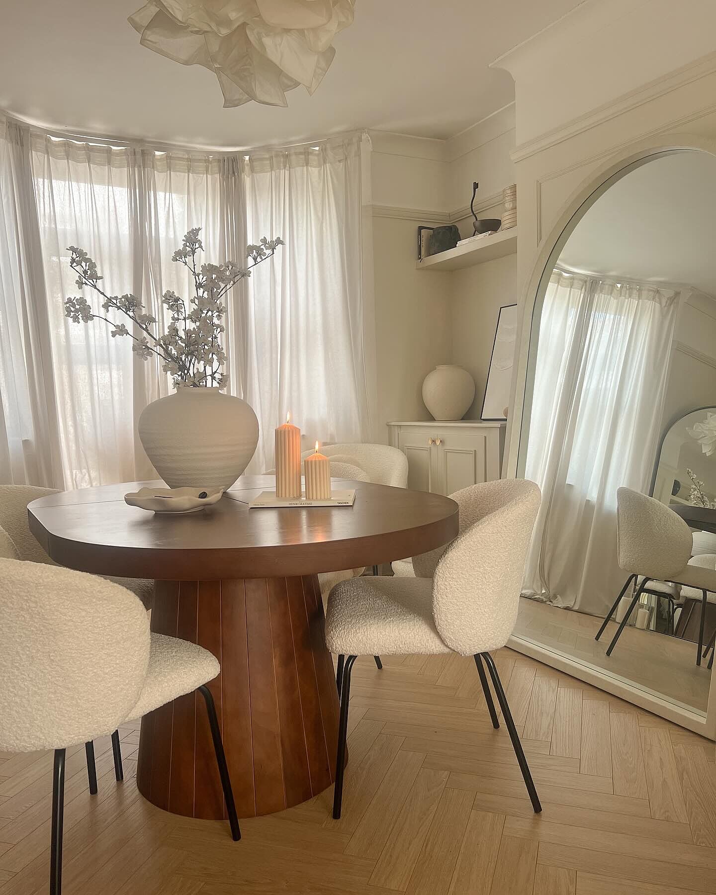 Tavolo da pranzo ovale Japandi allungabile tinta noce da 1000 a 1400 mm per 6 persone Immagine in evidenza