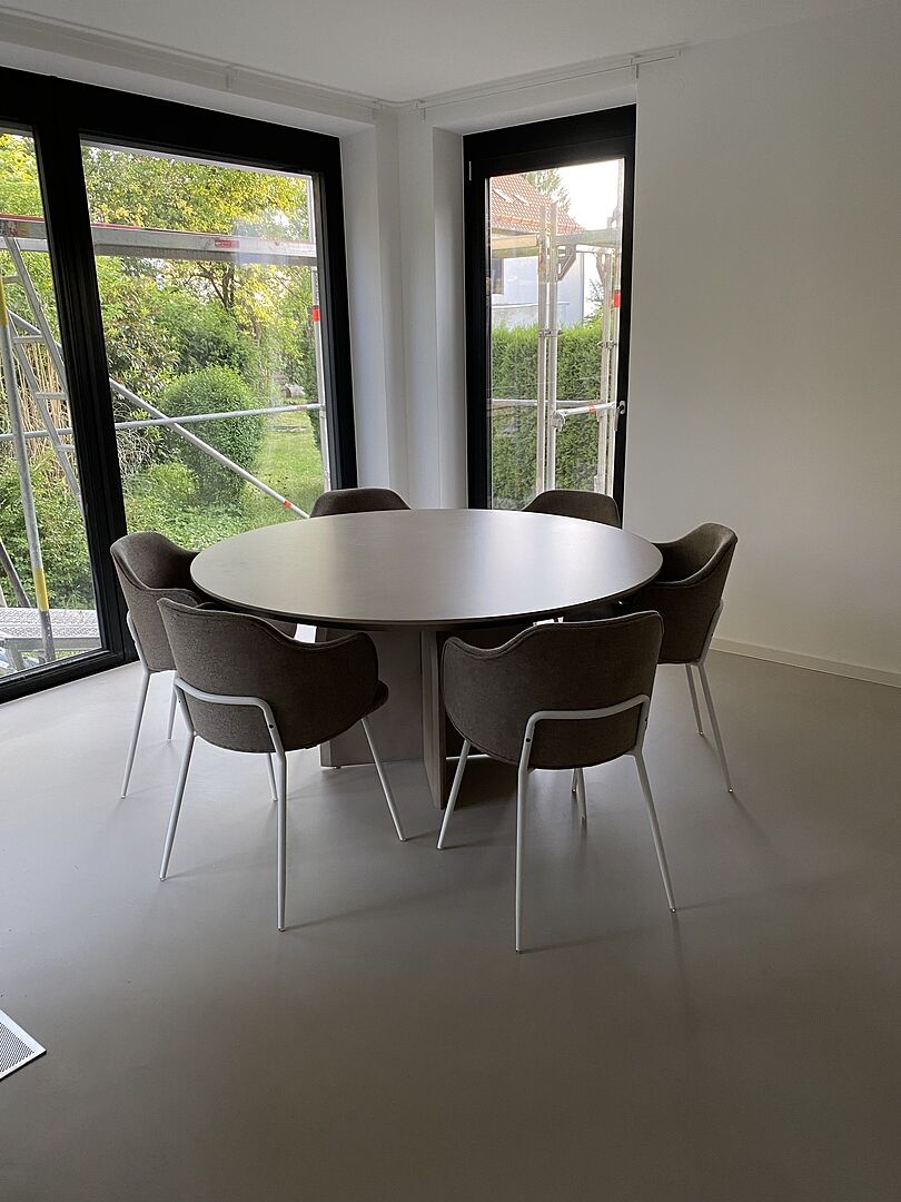 Table à manger ronde moderne de 150 mm pour 8 personnes, base de table en bois massif gris Image mise en avant