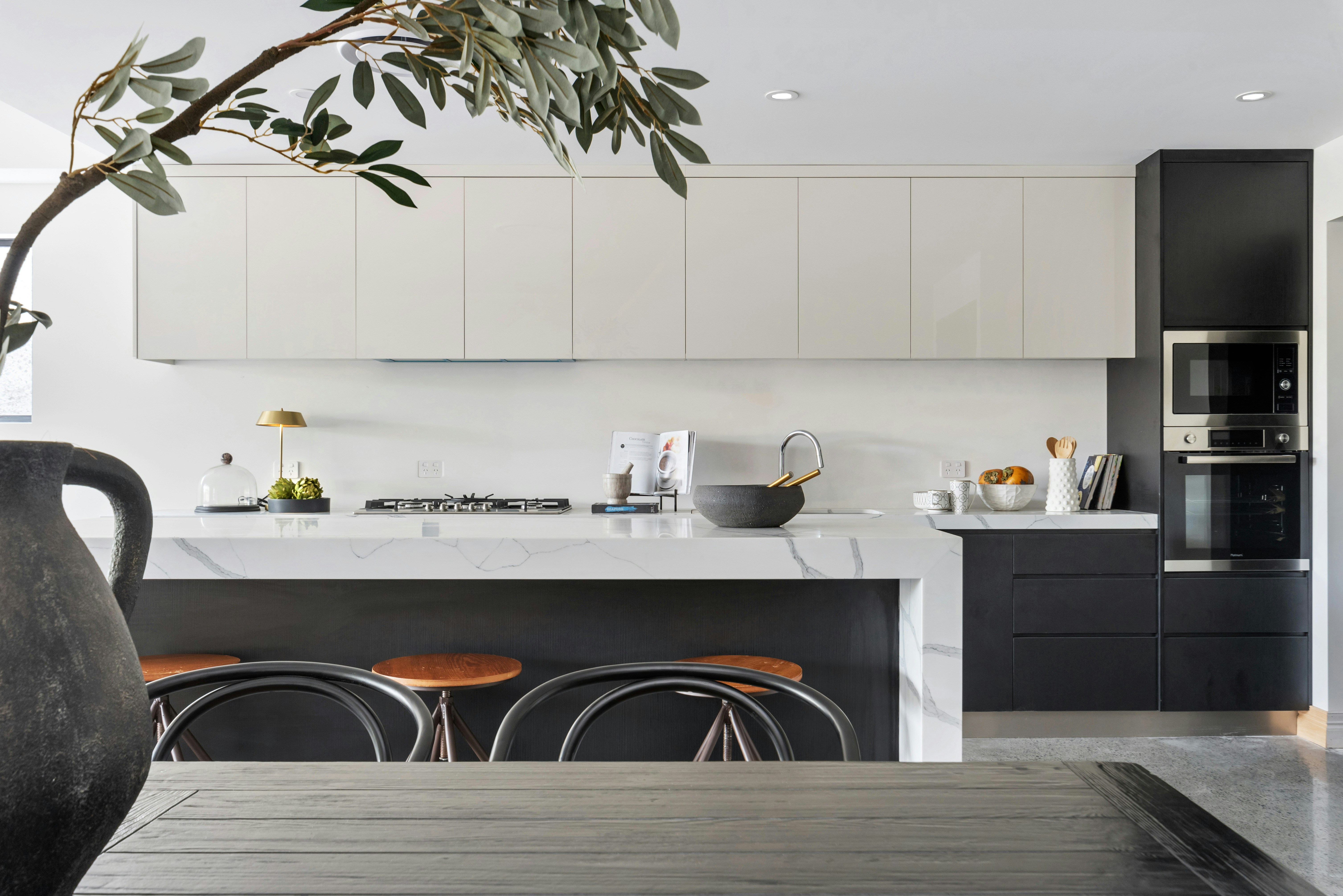 Choosing the Right Table Size, Finish, and Seating Setup