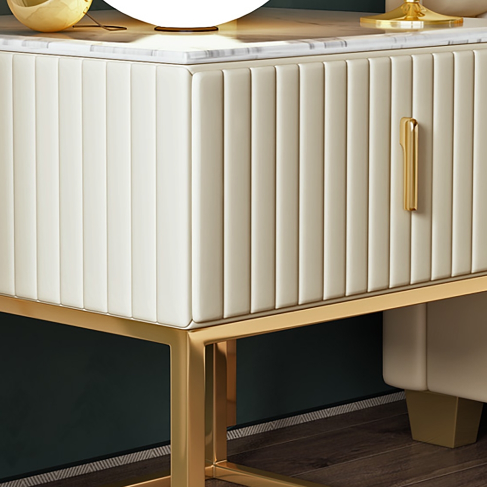 Mesita de noche con cajón en beige y dorado, lujo en cuero y metal, 50 cm de ancho
