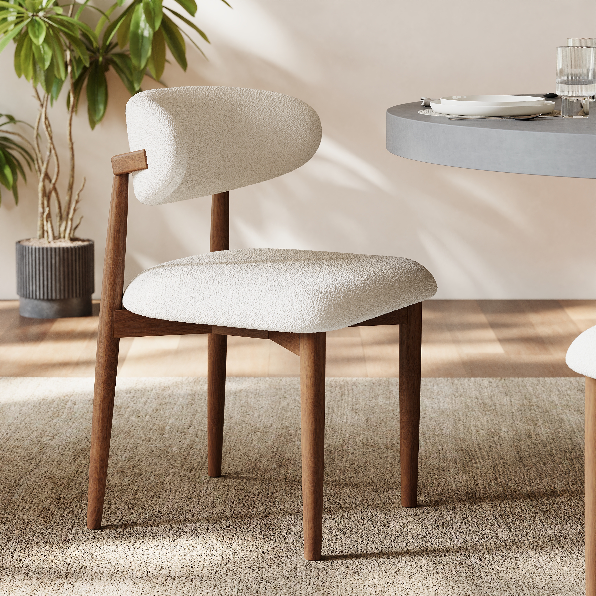Silla de comedor moderna de madera de caucho y nogal con tapicería de bouclé