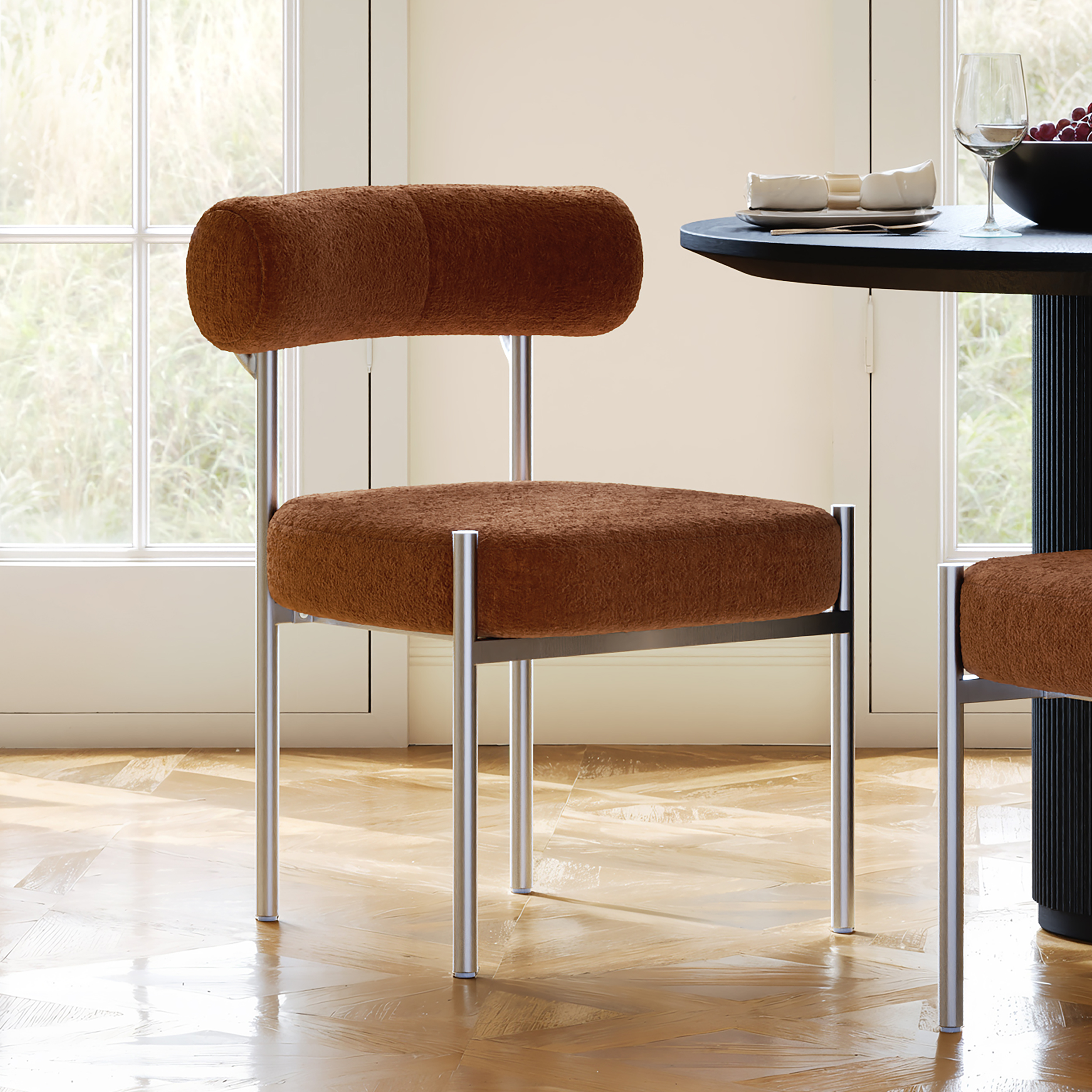 Silla de comedor moderna tapizada en terciopelo con respaldo curvo