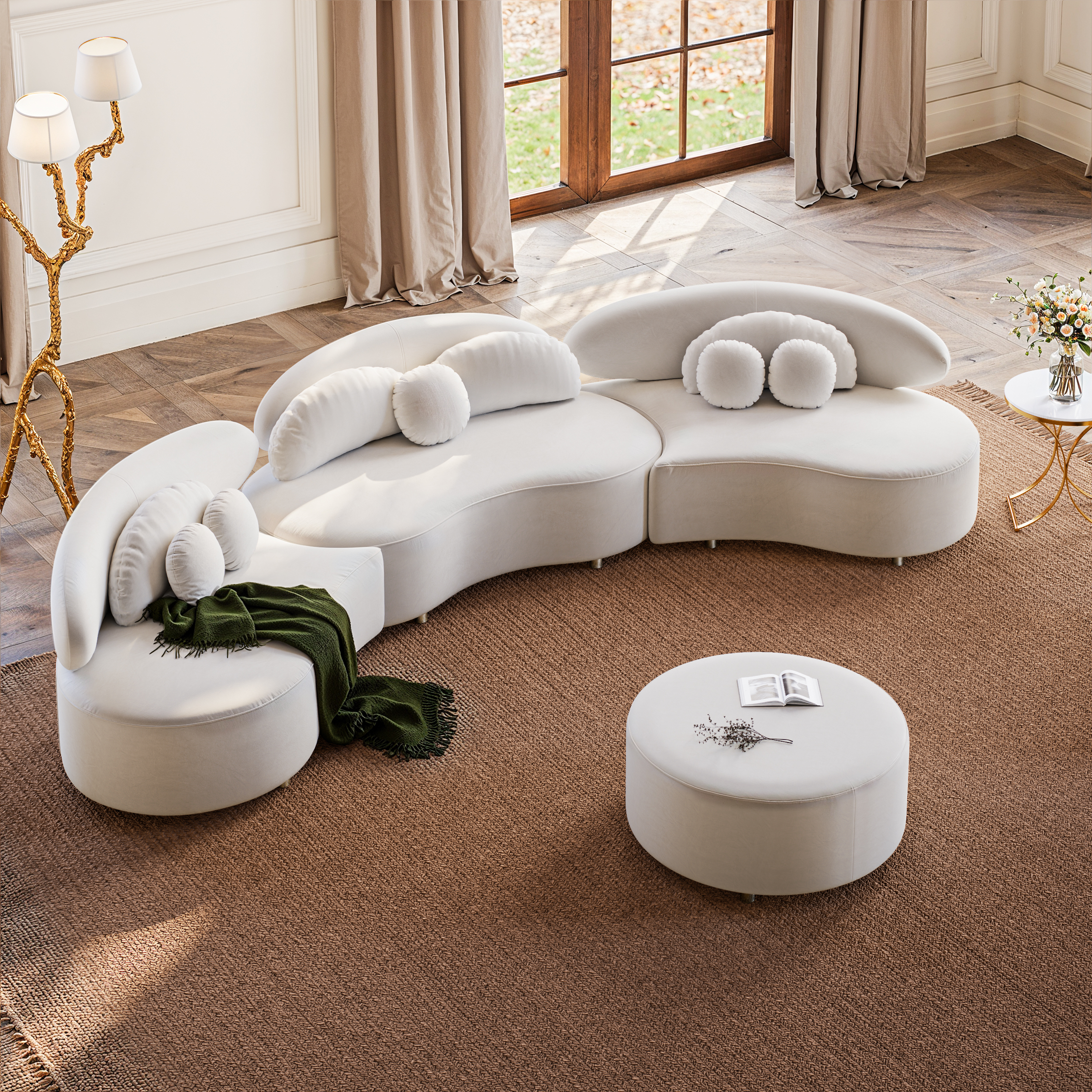 Moderno sofá modular curvado de 7 plazas, tapizado en terciopelo beige con otomana