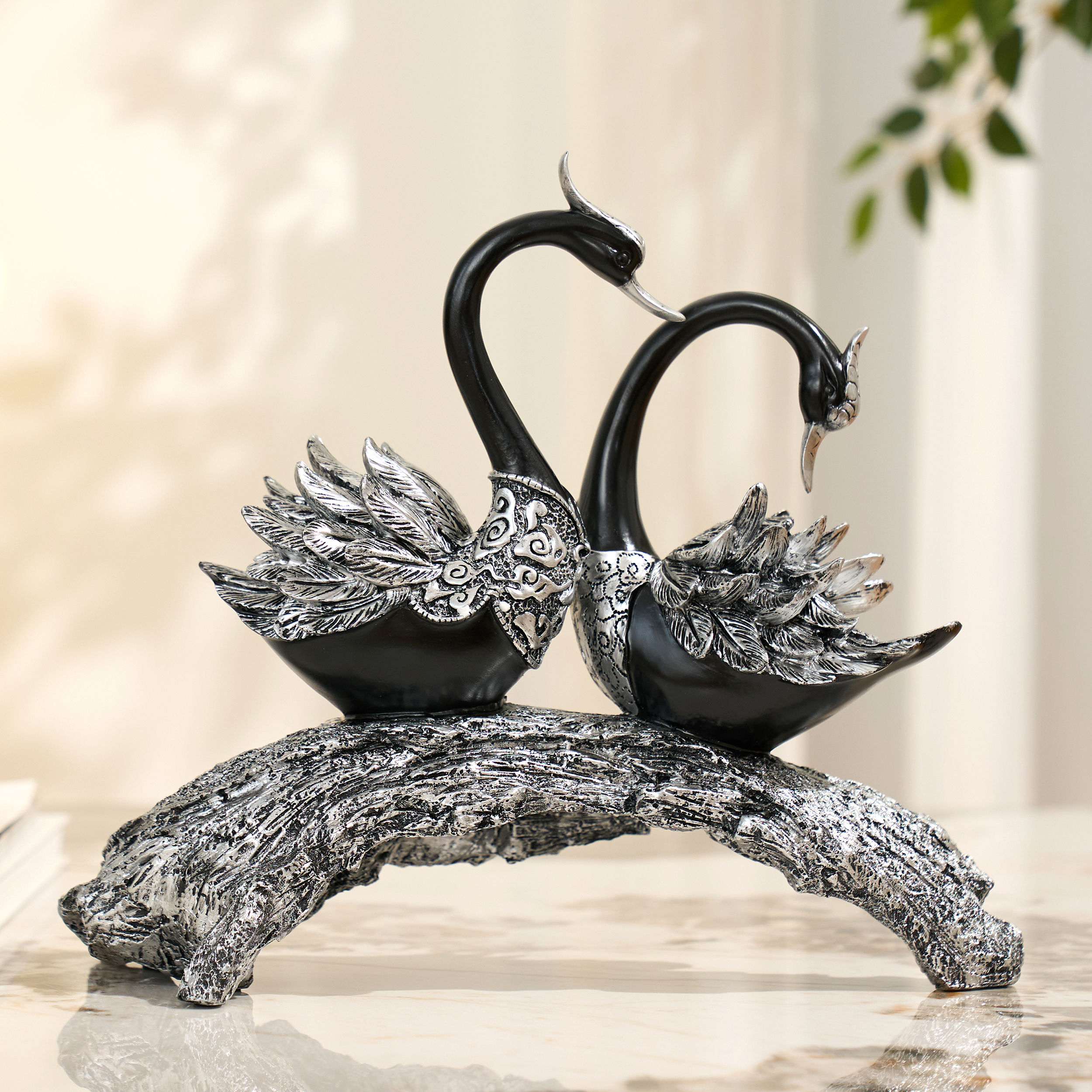 Sculpture de couple de cygnes en résine noir et argent pour décoration de table