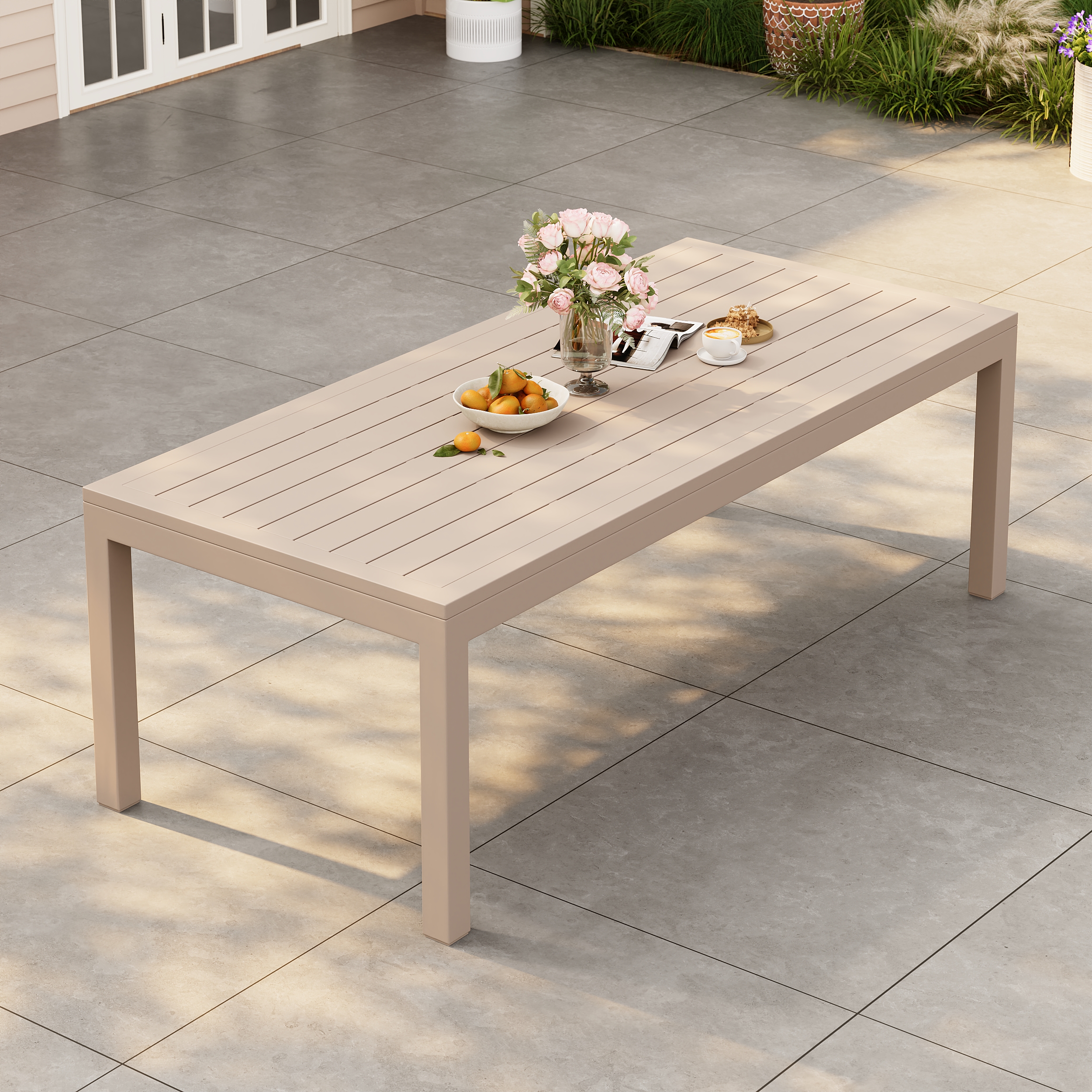 Mesa de comedor exterior de lamas de aluminio con acabado arenado Wevara de 87" en arena