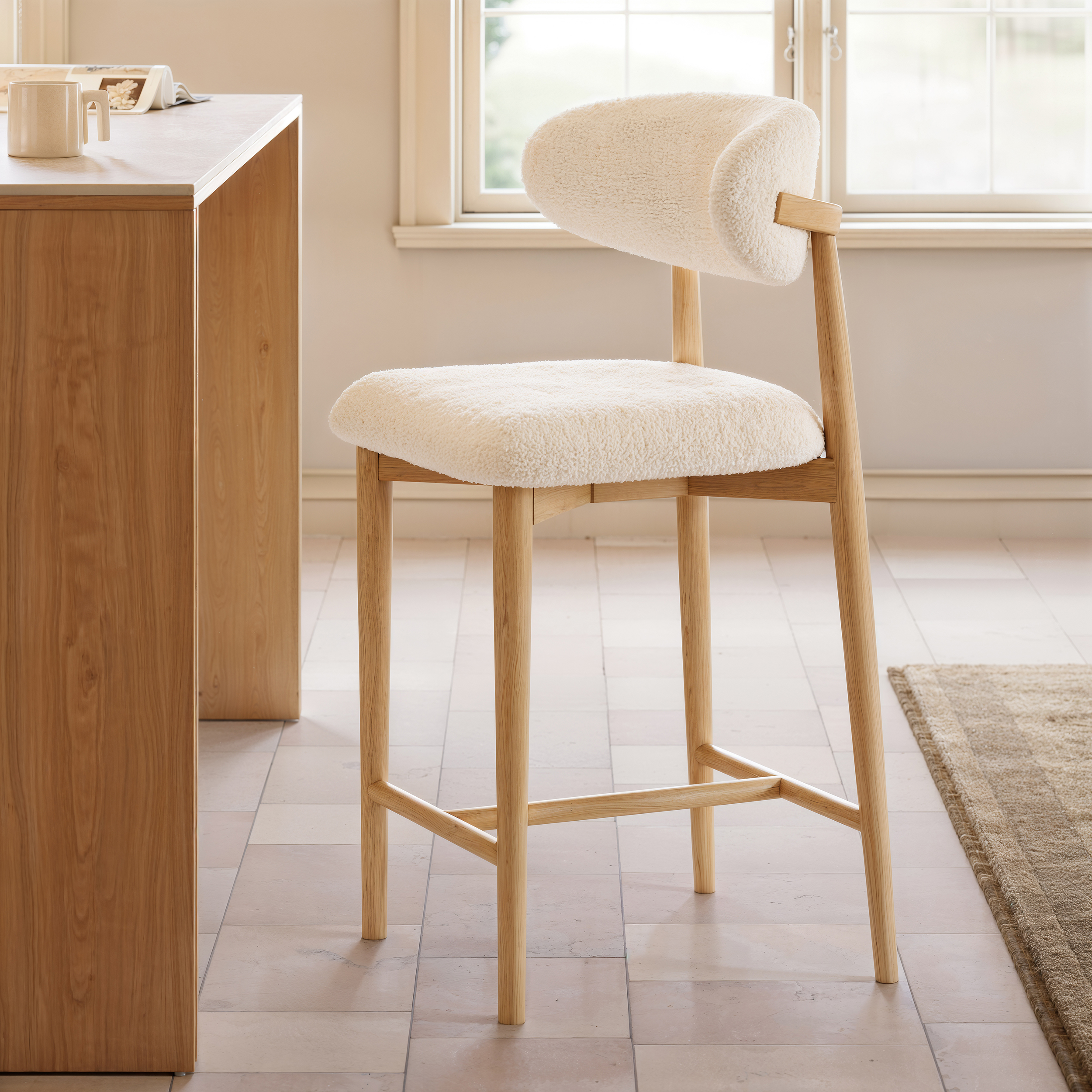 Moderner warmer weißer Bouclé-Barhocker mit Beinen aus Naturkautschukholz, 1 Stück
