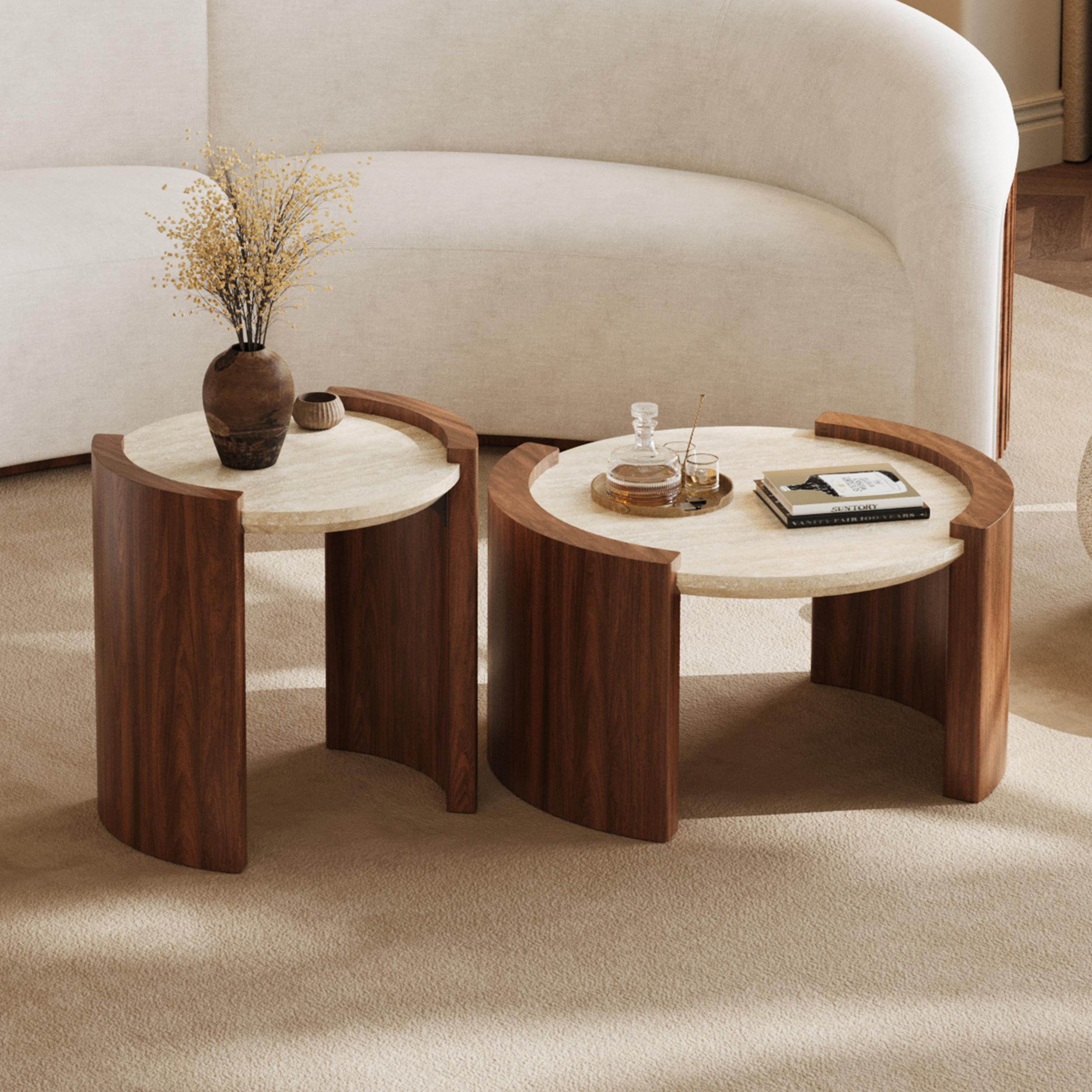 Ensemble de 2 tables basses rondes en noyer avec plateau en travertin (20" - 28")
